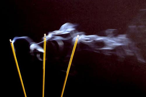 Cách phòng ngừa tác hại của khói hương đối với sức khỏe, nhớ lưu lại để áp dụng trong ngày Tết