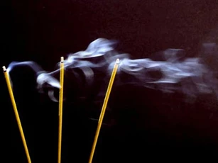 Cách phòng ngừa tác hại của khói hương đối với sức khỏe, nhớ lưu lại để áp dụng trong ngày Tết