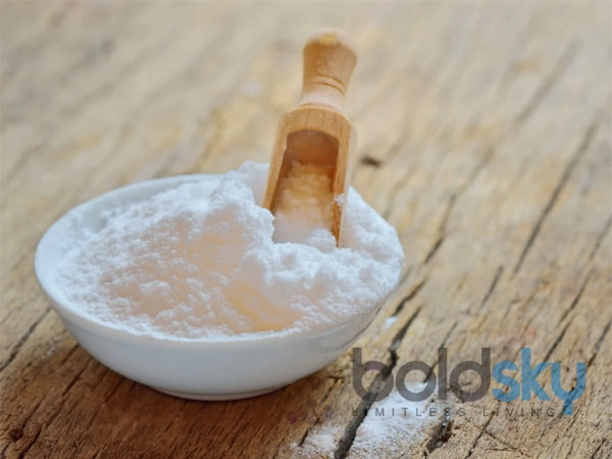 Sử dụng baking soda: Baking soda chứa các hợp chất kháng viêm và kháng khuẩn, nhờ đó rất có hiệu quả trong việc làm mờ vết thâm do mụn. Bạn chỉ cần hòa một nhúm baking soda với 1 thìa nước cất rồi thoa hỗn hợp lên vùng da thâm sẹo.