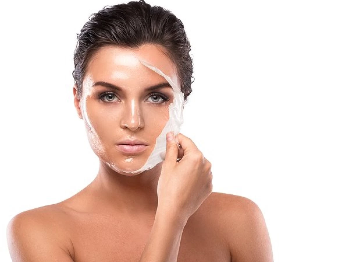 Lột da hóa học: Lột da hóa học (chemical peel) là một liệu pháp ngày càng được áp dụng phổ biến trong điều trị thâm sẹo do mụn. Chuyên gia sẽ sử dụng hóa chất để “lột” vùng da thâm sẹo.