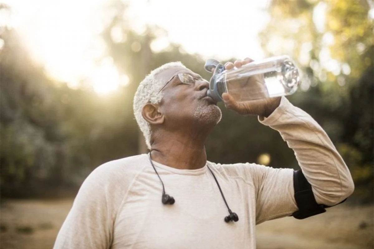 Không uống đủ nước: Uống ít nước là nguyên nhân hàng đầu khiến nước tiểu nặng mùi và sậm màu. Bạn cần chú ý uống đủ 1,5 - 2 lít nước mỗi ngày để cấp đủ nước cho cơ thể.