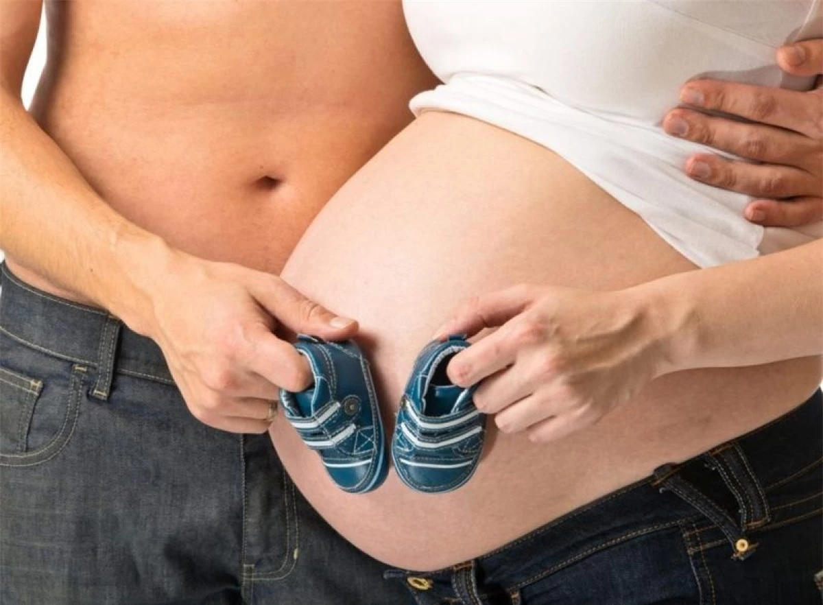 Dấu hiệu mang thai: Khi mang thai, trong cơ thể người phụ nữ xảy ra rất nhiều những thay đổi về nội tiết, và một số thai phụ sẽ gặp tình trạng nước tiểu nặng mùi. Đây là một triệu chứng bình thường và rất phổ biến ở phụ nữ mang thai.