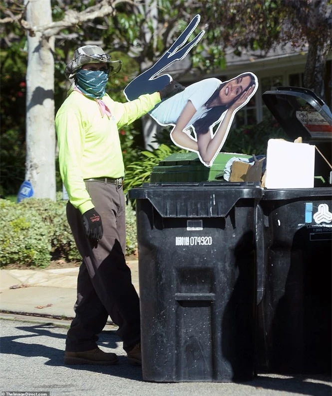 Sau chia tay, tài tử Ben Affleck vứt ảnh bạn gái kém 16 tuổi vào thùng rác - ảnh 1