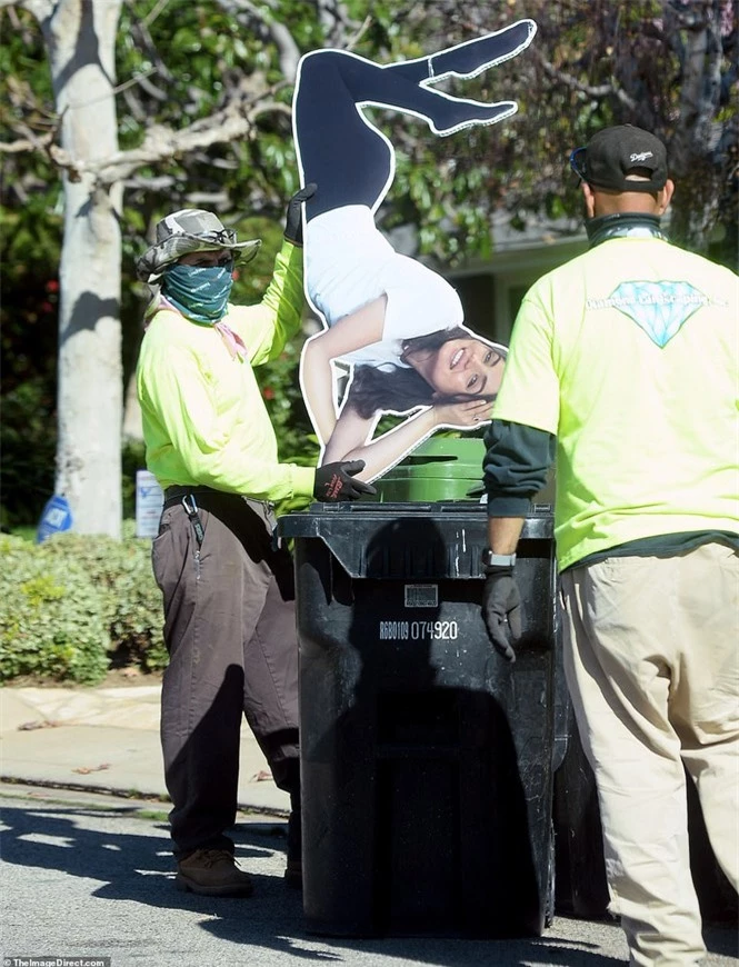 Sau chia tay, tài tử Ben Affleck vứt ảnh bạn gái kém 16 tuổi vào thùng rác - ảnh 3