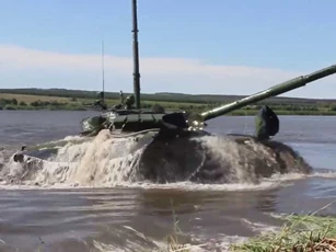 Nga ‘khoe’ màn ‘ngụp lặn’ dưới sông sâu 5m của xe tăng T-72B3
