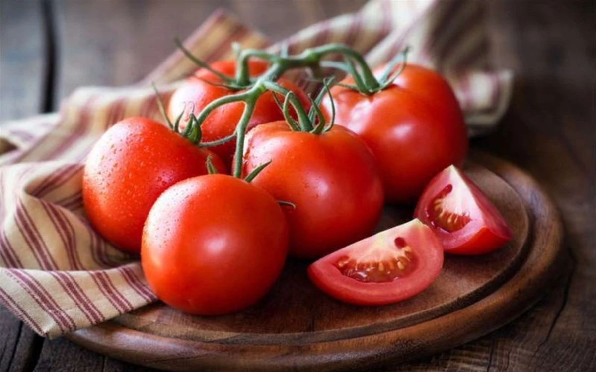 Cà chua: Cà chua cũng là thực phẩm chứa nhiều vitamin C và niacin giúp chống lão và làm cho làn da hồng hào và sáng bóng hơn theo thời gian.
