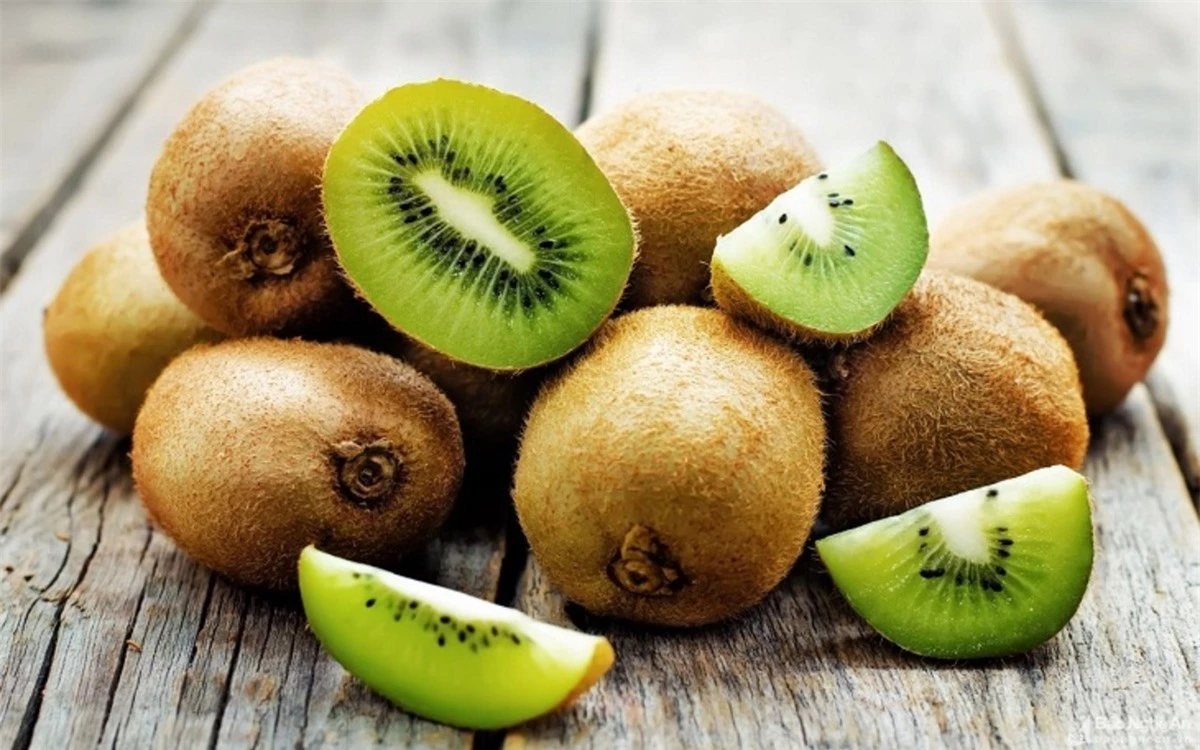 Quả Kiwi: Kiwi rất giàu vitamin C hỗ trợ sản xuất melanin, ngăn ngừa sắc tố, giữ cho làn da sáng và giúp loại bỏ các đốm đen trên da như tàn nhang, nám.