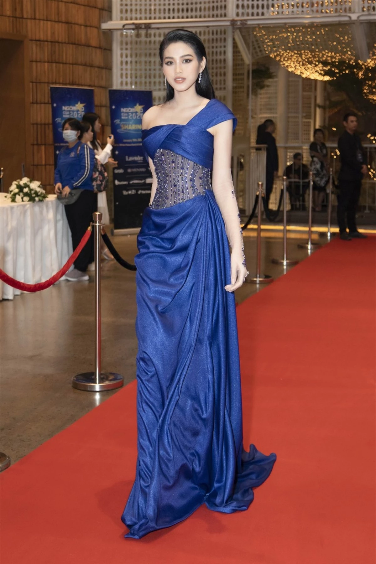 Hoa hậu Đỗ Thị Hà diện bộ đầm lụa xanh lộng lẫy, quyến rũ.