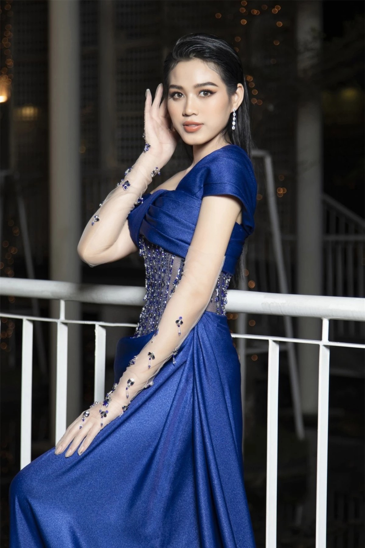 Với tạo hình cầu kỳ và xinh đẹp, lần này Hoa hậu Đỗ Hà nhận được nhiều lời khen ngợi.