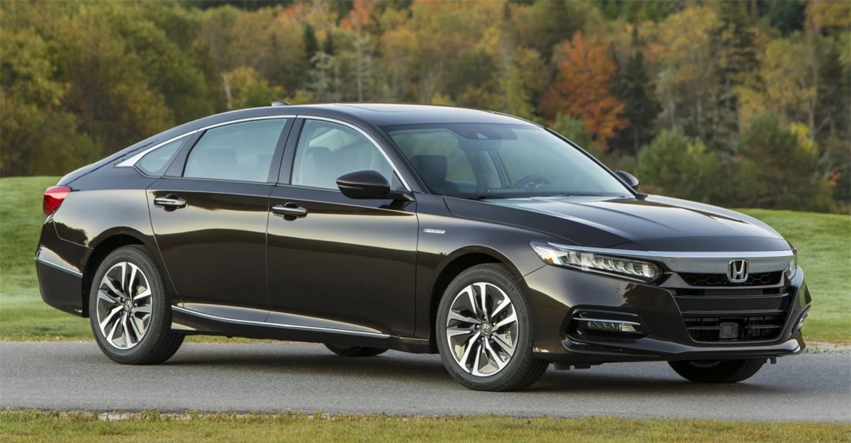 Accord là chiếc xe bán chạy thứ 2 phân khúc sau Camry với 145.291 chiếc được bán ra trong 3 quý đầu, giảm từ 204.463 chiếc trong năm 2019. Bạn có thể lựa chọn 1 chiếc Hybird hoặc động cơ xăng tăng áp (1.5T/2.0T). Phiên bản 2.0 L có sẵn hộp số tự động 10 cấp thay vì CVT như trên biến thể 1.5 L. Nhìn chung kiểu dáng của nó có thể gây tranh cãi so với kiểu dáng thể thao của Camry nhưng Accord vẫn là một chiếc xe cực kỳ thực dụng, được trang bị tốt. Những chiếc SUV cỡ nhỏ là một phân khúc khác cũng được thống trị bởi 2 hãng xe Nhật Bản bất chấp mức độ cạnh tranh với những đối thủ mạnh khác như Chevrolet Equinox, Nissan Rogue, Jeep Wrangler và Subaru Forester.