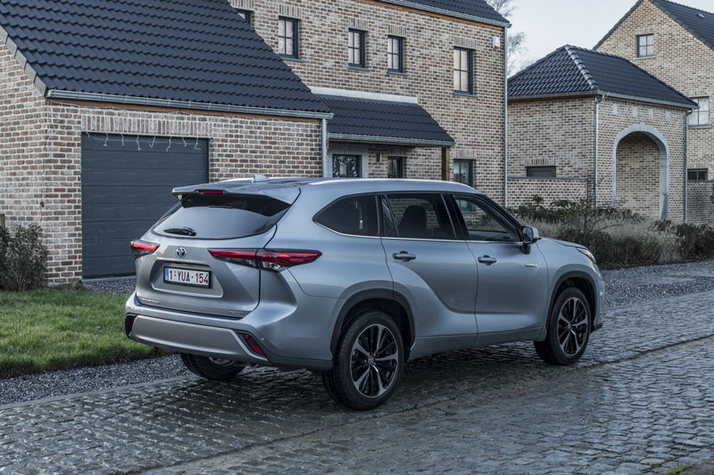 SUV 7 chỗ của Toyota siêu tiết kiệm xăng, giá 1,5 tỷ đồng