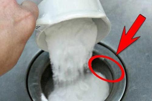 Chỉ 1 nắm muối ăn thông sạch bồn cầu, ống thoát nước trong 10 phút