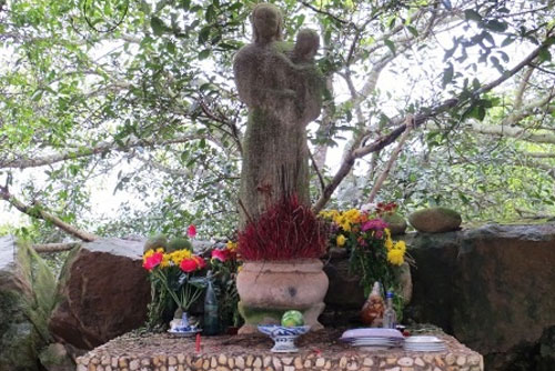 Kỳ bí câu chuyện tiến sĩ báo hiếu và bức tượng mẹ bồng con