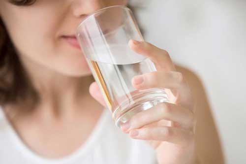 3 kiểu uống nước tưởng vô hại nhưng phá hủy gan thận nghiêm trọng