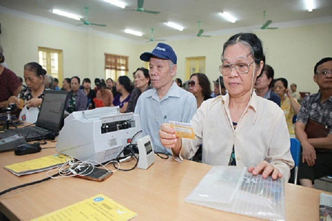Thị xã Hương Thủy và huyện Phú Lộc (Thừa Thiên Huế) được chọn để thí điểm thực hiện chi trả chính sách trợ giúp xã hội không dùng tiền mặt. (Ảnh minh hoạ)