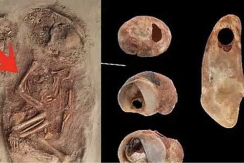 Phát hiện 2 bộ hài cốt em bé nhỏ xíu nhuốm màu đỏ máu, các nhà khoa học sửng sốt khi biết câu chuyện sinh đôi cùng trứng từ 30.000 năm trước