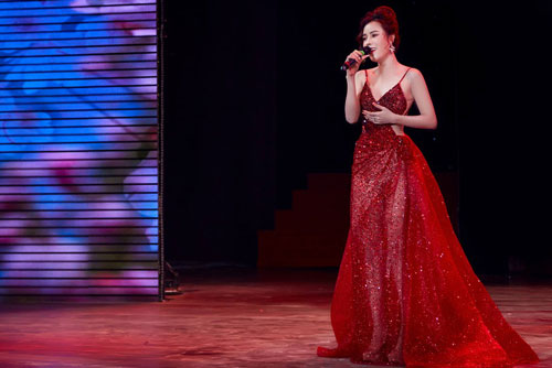 Học trò cưng của Đàm Vĩnh Hưng gợi cảm với đầm đỏ