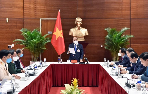 Cuộc họp khẩn về COVID-19 được Thủ tướng Nguyễn Xuân Phúc chủ trì ngay nơi diễn ra Đại hội Đảng XIII.
