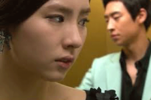 Thấy chồng cũ mang con đến trả mà tôi bối rối không biết có nên nhận con về?