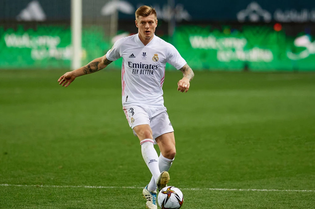 Tiền vệ: Toni Kroos (Bayern Munich, Bayer Leverkusen, Real Madrid).