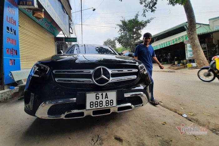 Mua Mercedes GLC 200 tặng vợ, người đàn ông ở Bình Dương bốc được biển ngũ quý 8