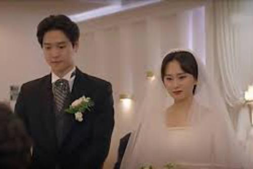 Bạn thân ngang nhiên cưỡng hôn chồng trong đám cưới, tôi mỉm cười rồi trả đũa "ngọt ngào" khiến ả run rẩy