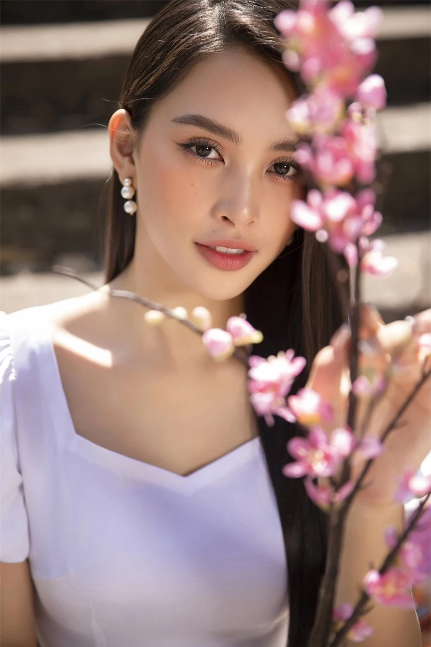 Hoa hậu Tiểu Vy khoe nhan sắc 'cực phẩm', đẹp tựa nàng thơ mùa xuân với áo dài Tết - ảnh 12