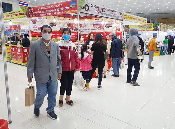 Khách đến mua sắm tại Hội chợ Xuân 2021 TP Đà Nẵng ý thức đeo khẩu trang để chủ động phòng chống dịch 