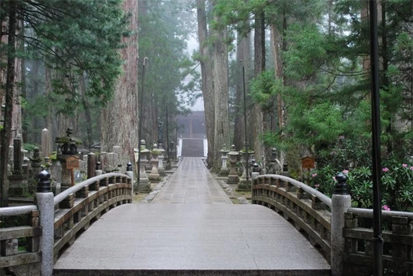 Cầu Ichinohashi là nơi thu hút nhiều khách du lịch khi đến thăm núi Koya