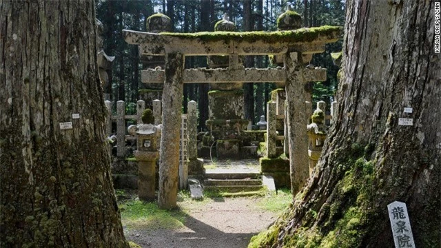 Khu nghĩa trang cổ này là 1 trong những điểm khám phá thế giới tâm linh được nhiều người biết đến