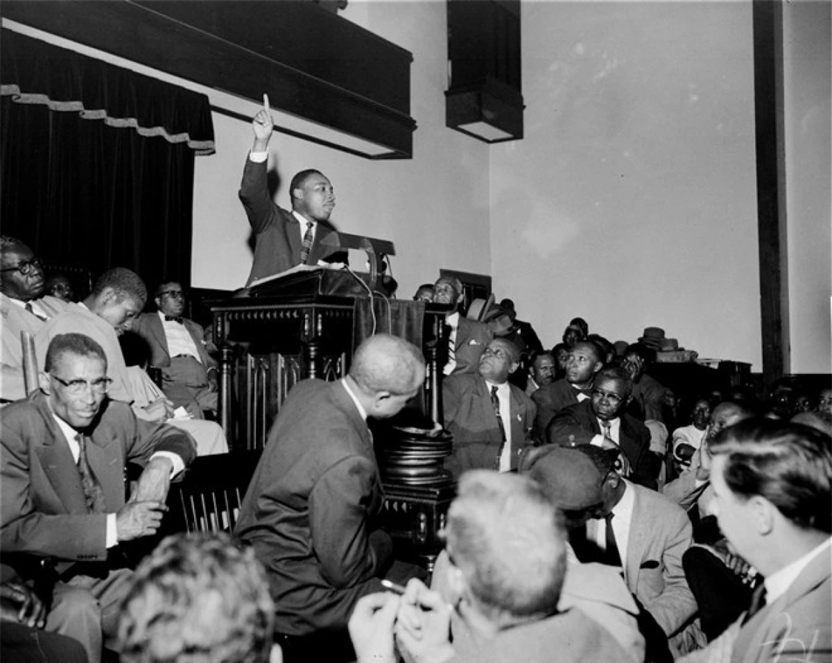 Mục sư Martin Luther King Jr. nói chuyện với một đám đông trong một cuộc họp ở thành phố Montgomery, bang Alabama, vào năm 1955. Mục sư King đã dẫn đầu một phong trào gây sức ép buộc chính phủ Mỹ chấm dứt tình trạng phân biệt chủng tộc. Ông đã dành năm cuối cùng của cuộc đời để lên án nạn phân biệt chủng tộc, nghèo đói và chiến tranh. Ảnh: AP