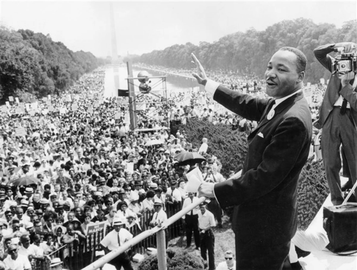 Ngày28/8/1963, ông King đọc bài diễn văn "I have a dream" (Tôi có một giấc mơ) từ những bậc thềm củaĐài Tưởng niệm Lincolntrong cuộcTuần hành đến Washington vì Việc làm và Tự do. Ảnh: Getty Images