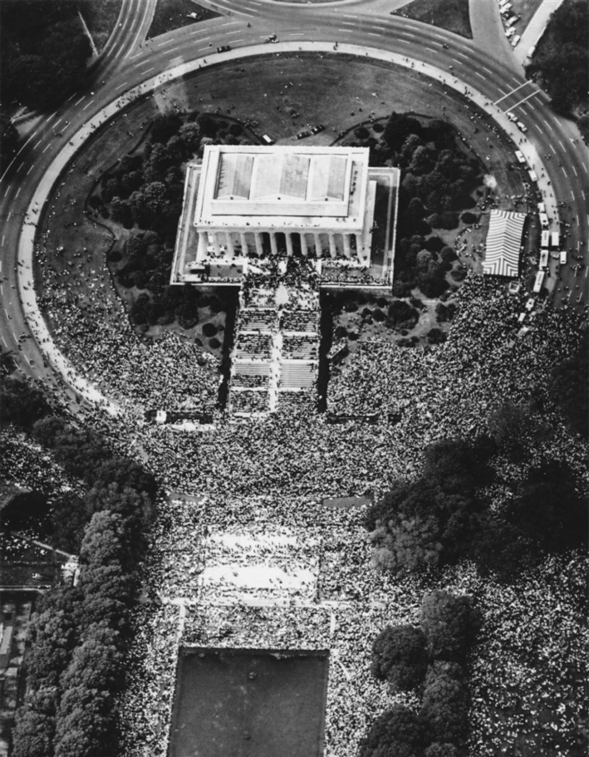Đám đông tập trung tại Đài tưởng niệm Lincoln để theo dõi bài phát biểu "Tôi có một giấc mơ" của mục sư King vào ngày 28/8/1963. Ảnh: AP