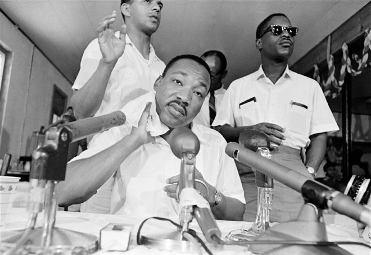 Ông King lau mồ hôi trong một cuộc họp báo ở Saint Augustine, Florida ngày 17/6/1964. Ảnh: AP