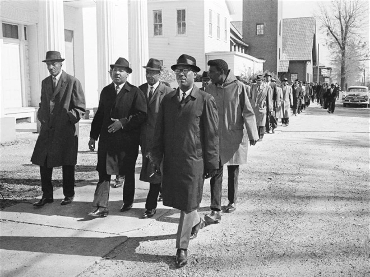 Mục sư King dẫn đầu một nhóm các bộ trưởng đến tòa án trong một cuộc vận động cử tri ở Selma, Alabama ngày 15/2/1965. Ảnh: AP