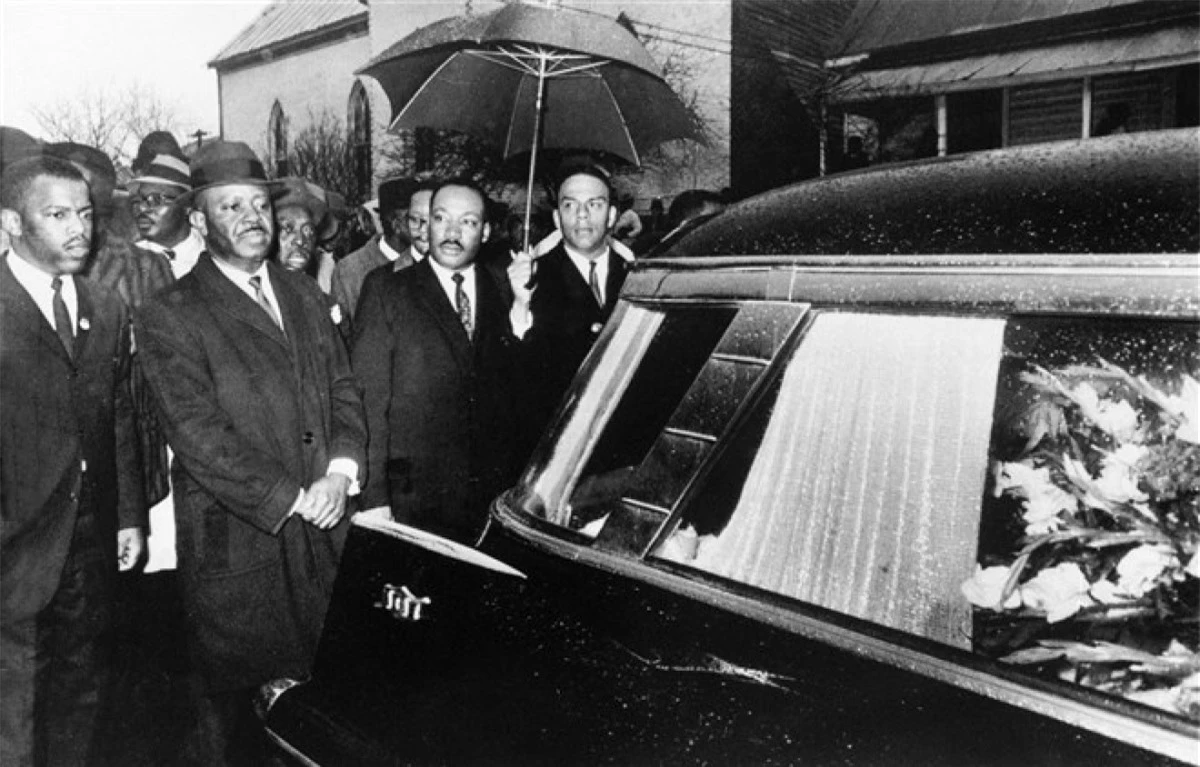 Ông King dẫn đầu một đám rước trong lễ tang Jimmy Lee Jackson ở Marion, Alabama ngày 1/3/1965. Ảnh: AP
