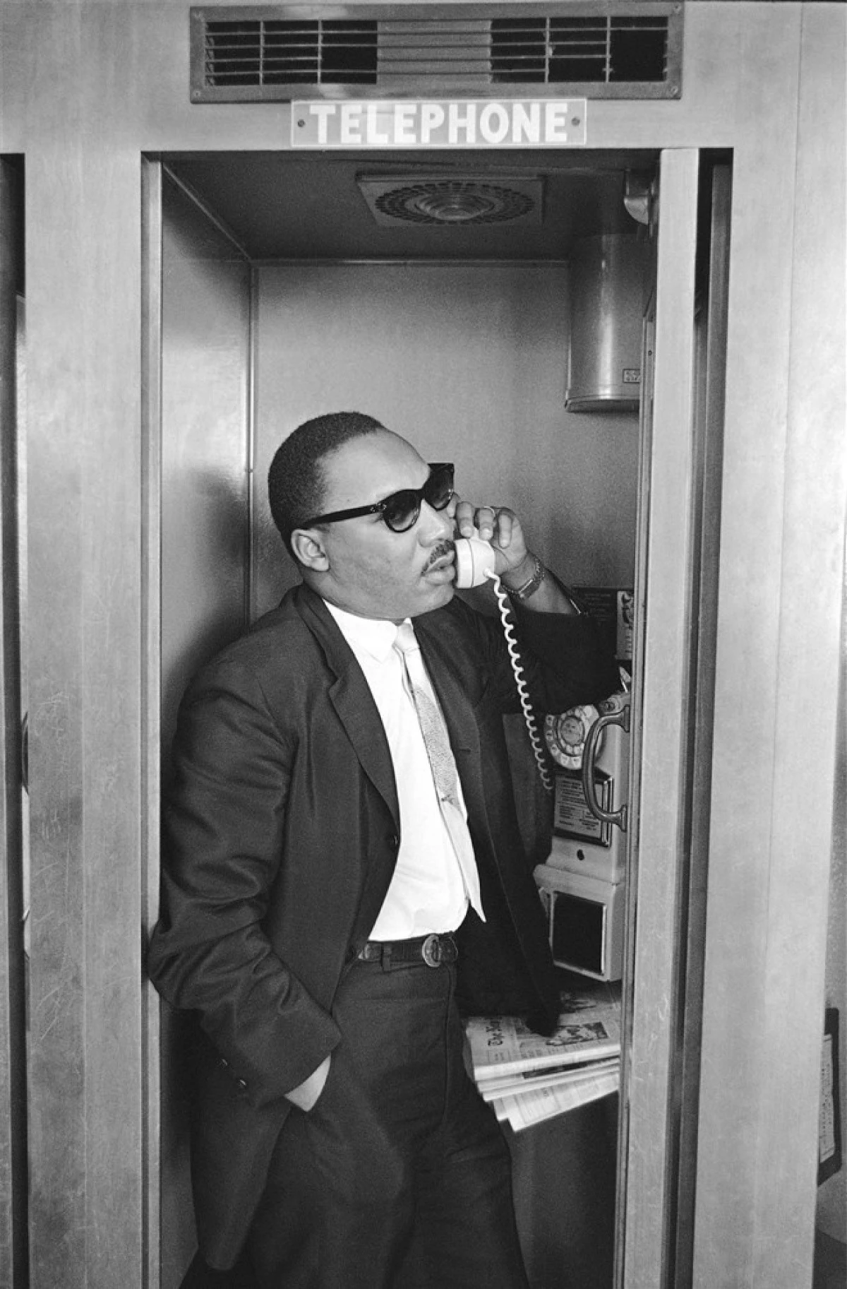 Ông King gọi điện cho các trợ lý khi dừng chân ở Miami vào ngày 14/8/1965. Ảnh: AP
