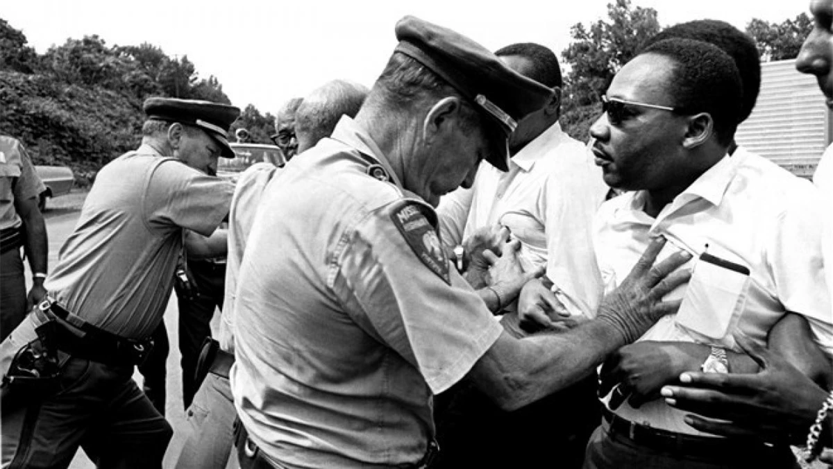 Mục sư King bị cảnh sát tuần tra chặn lại trong cuộc tuần hành "March Against Fear"dài hơn 350km từ thành phố Memphis, bang Tennessee đến thành phố Jackson, bang Mississippi, vào ngày 8/6/1966. Ảnh:Getty Images