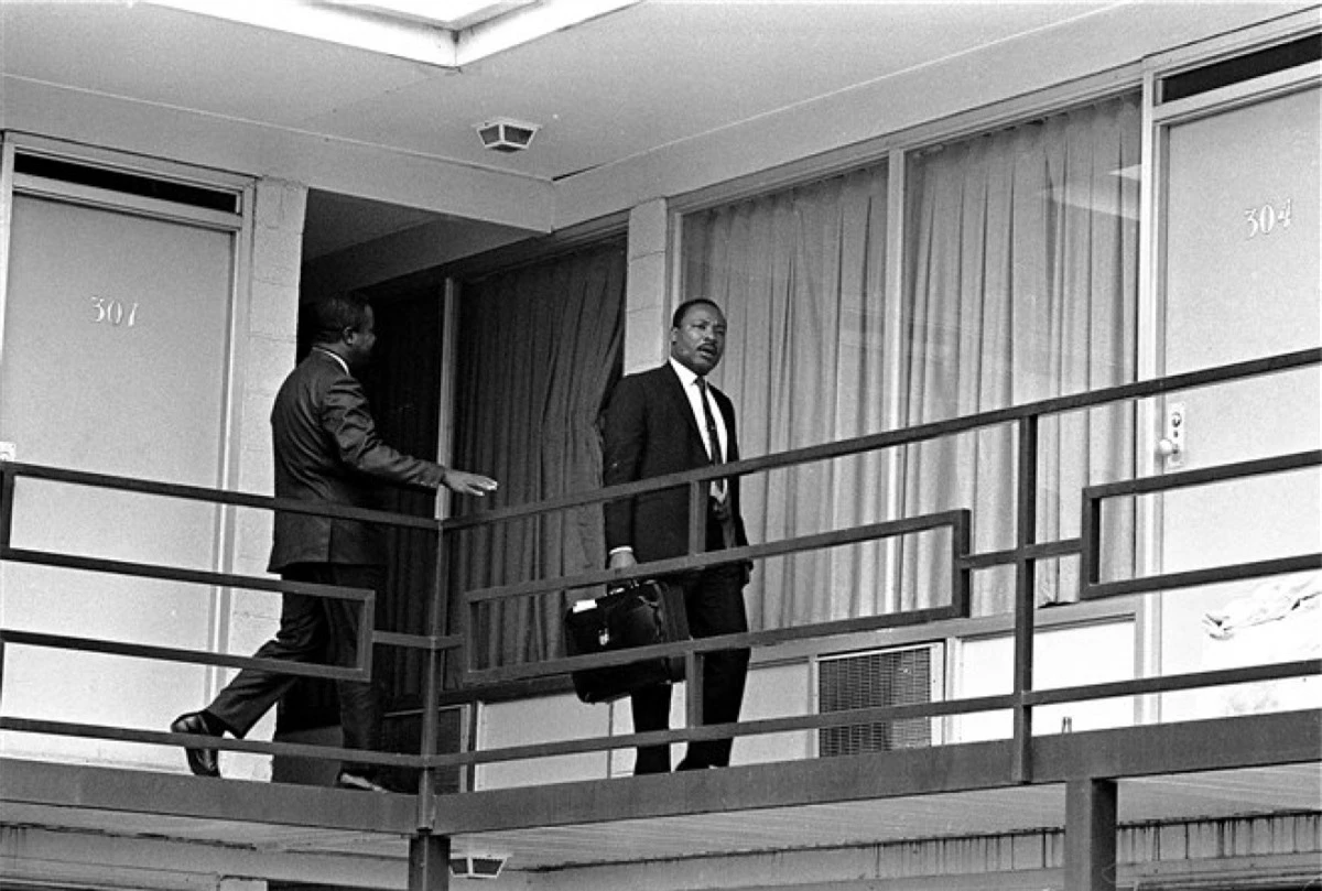 Mục sư King trên ban công của khách sạn Lorraine ở thành phố Memphis vào ngày 3/4/1968, một ngày trước khi ông bị ám sát. Ảnh: AP