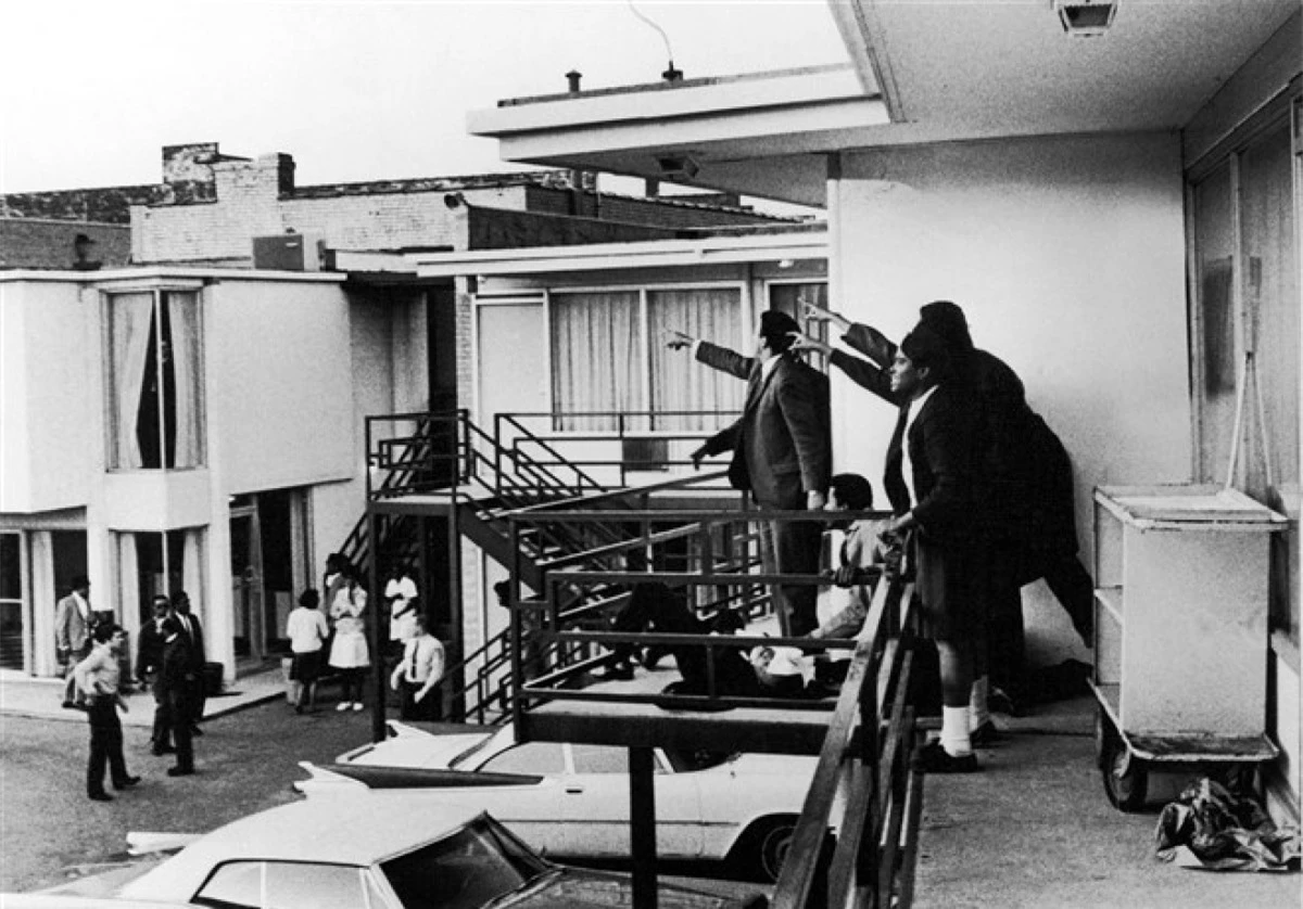 Mục sư King bị ám sát khi đang đứng trước ban công tại khách sạnLorrainevào ngày 4/4/1968. Khi nghe thấy tiếng súng, những người bạn đã vội chạy ra ban công, nhìn thấy ông nằm bất động trong vũng máu. Mục sư King qua đời ở tuổi 39. Ảnh:Getty Images