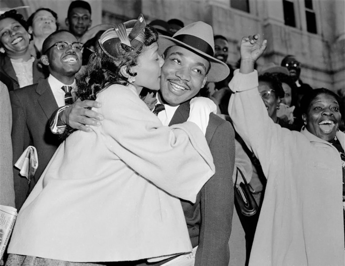 Vợ của mục sư King, Coretta, chào đón chồng sau khi ông rời tòa án ở Montgomery ngày 22/3/1956. Ảnh: AP