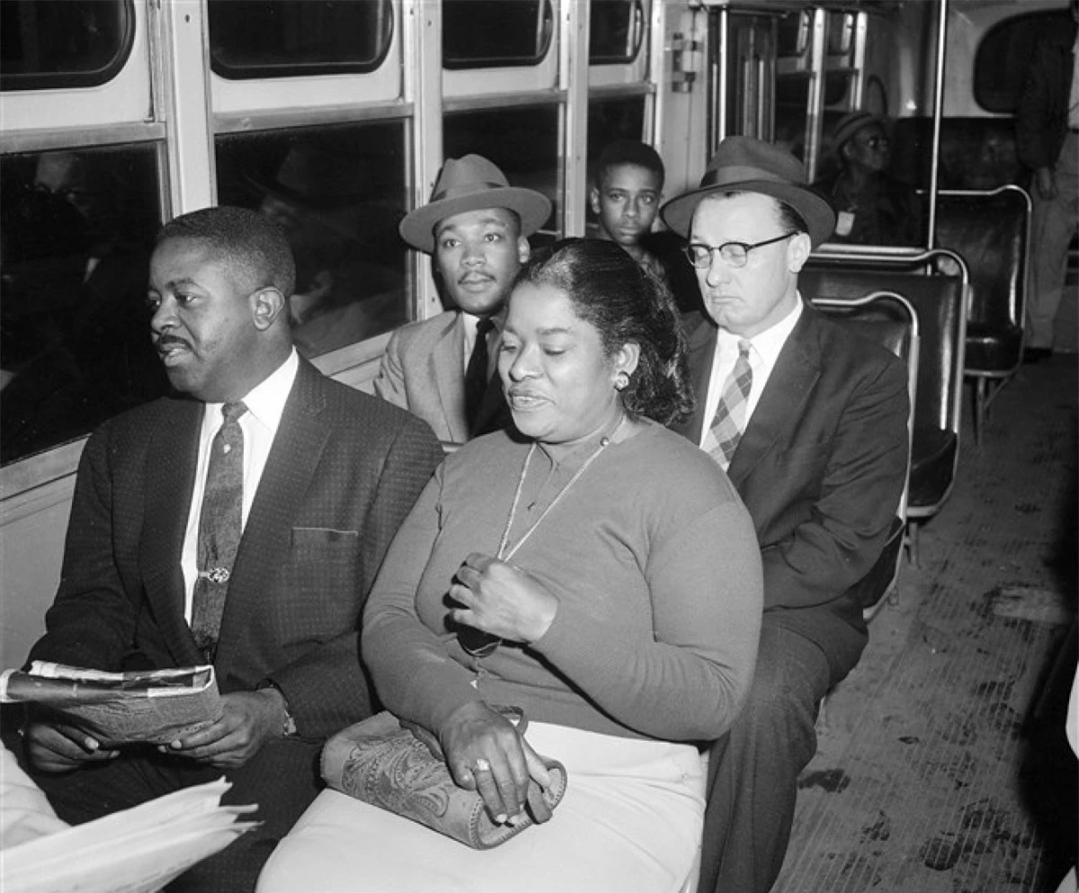 Ông King và mục sư Ralph Abernathy (ở hàng trên, bên trái) là một trong những người đầu tiên đi xe buýt sau khi Tòa án Tối cao Mỹ ra phán quyếtxóa bỏ phân biệt đối xử với hành khách đi xe buýt, có hiệu lực từ ngày 21/12/1956. Ảnh: AP