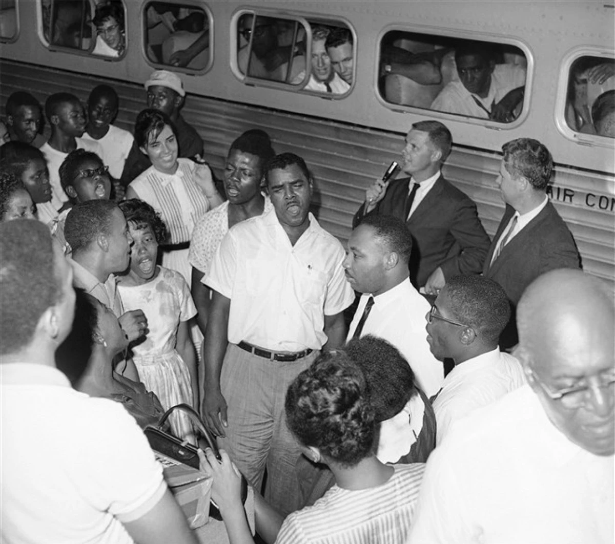 Mục sư King hát từ biệt sau khi mãn hạn tù ở Albany, Georgia vào ngày 31/8/1962. Ông King nằm trong số 75 người, phần lớn là mục sư, bị bắt vì tổ chức lễ cầu nguyện trước Tòa thị chính để phản đối phân biệt chủng tộc. Ảnh: AP