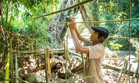   Người Xơ Đăng làm đàn nước tại thác Đăk Pe. Ảnh: Đức Thành