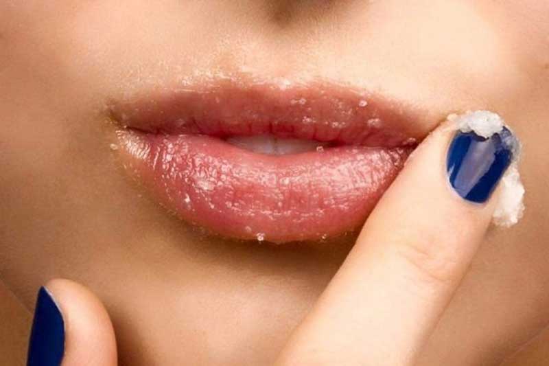 Môi có thâm đến mấy cũng căng mọng, hồng hào trở lại nhờ chăm chỉ dùng thứ rẻ tiền này
