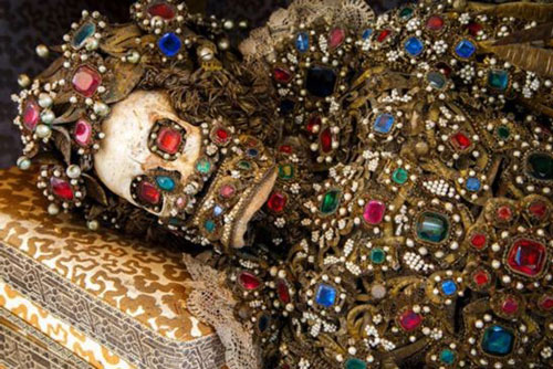 Cận cảnh những xác ướp bí ẩn cuốn đầy châu báu trong mộ cổ