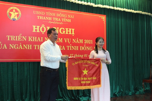 Phó chủ tịch UBND tỉnh Võ Tấn Đức trao cờ thi đua cho đơn vị đạt thành tích của Thanh tra tỉnh.