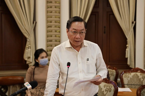 Ông Nguyễn Tấn Bỉnh - giám đốc Sở Y tế TP.HCM, báo cáo tình hình dịch Covid-19 tại TP - Ảnh: Trung tâm báo chí TP.HCM