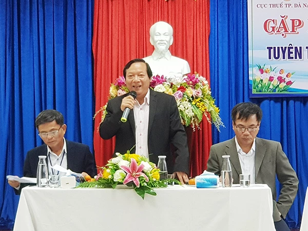 Ông Lưu Đức Sáu, Phó Cục trưởng phụ trách Cục Thuế Đà Nẵng trở ời phonggr vấn của phóng viên Doanh nghiệp Việt Nam tại hội nghị