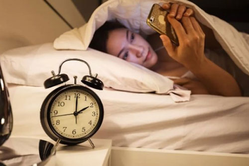 Đừng để 5 thứ này đầu giường nếu không muốn bị rụng tóc, khó ngủ, sức khỏe ngày một suy kiệt